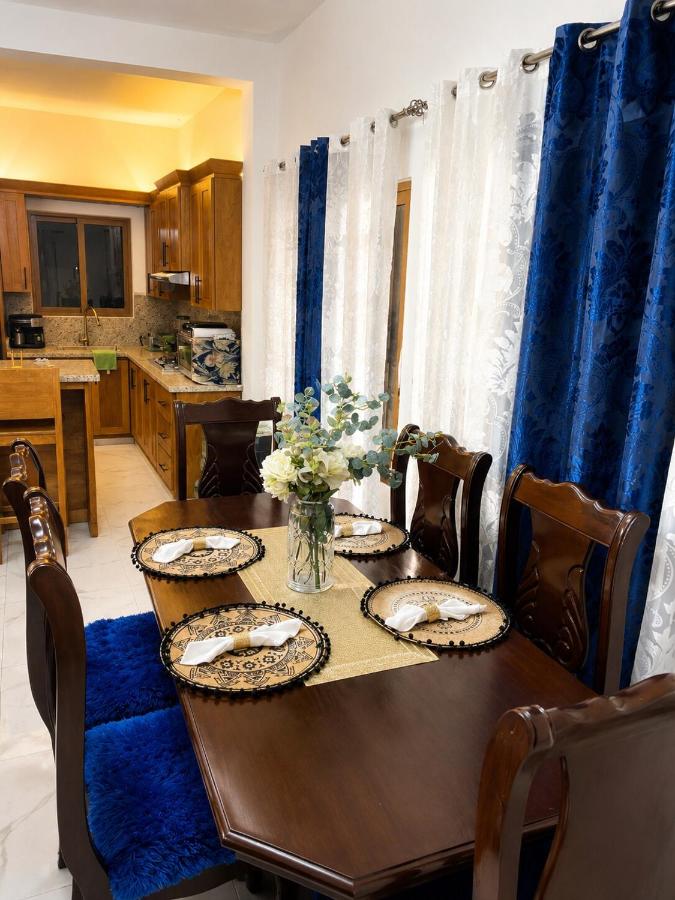 Hermosa Villa con vista a la montaña, Piscina, BBQ, Jacuzzi, Rio cerca - Chambres d'hôtes Jarabacoa