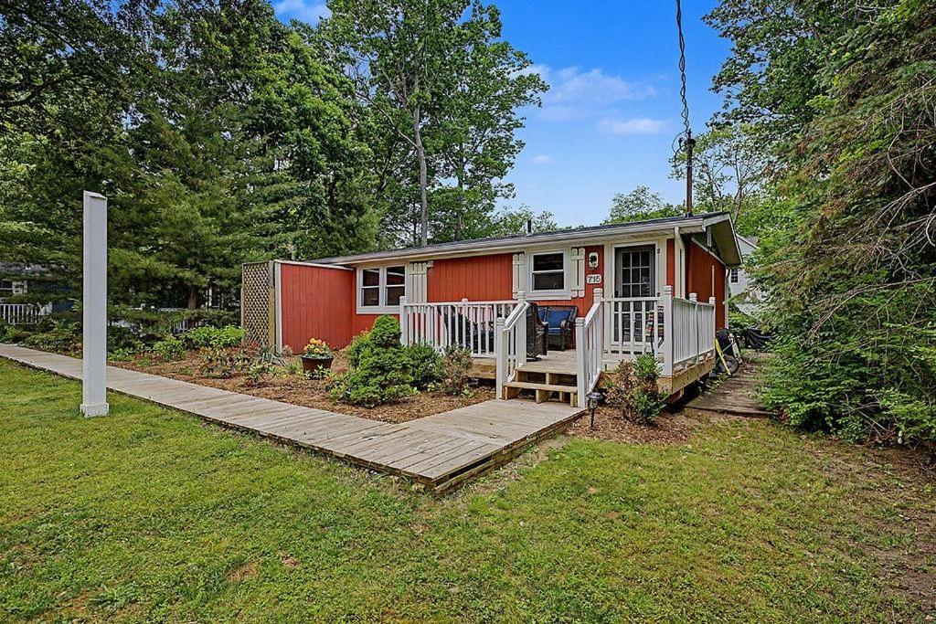 Maple Ridge Red Cottage HOT TUB - B&B Saugatuck