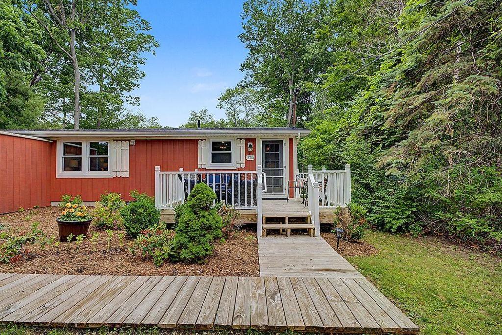 Maple Ridge Red Cottage HOT TUB - B&B Saugatuck