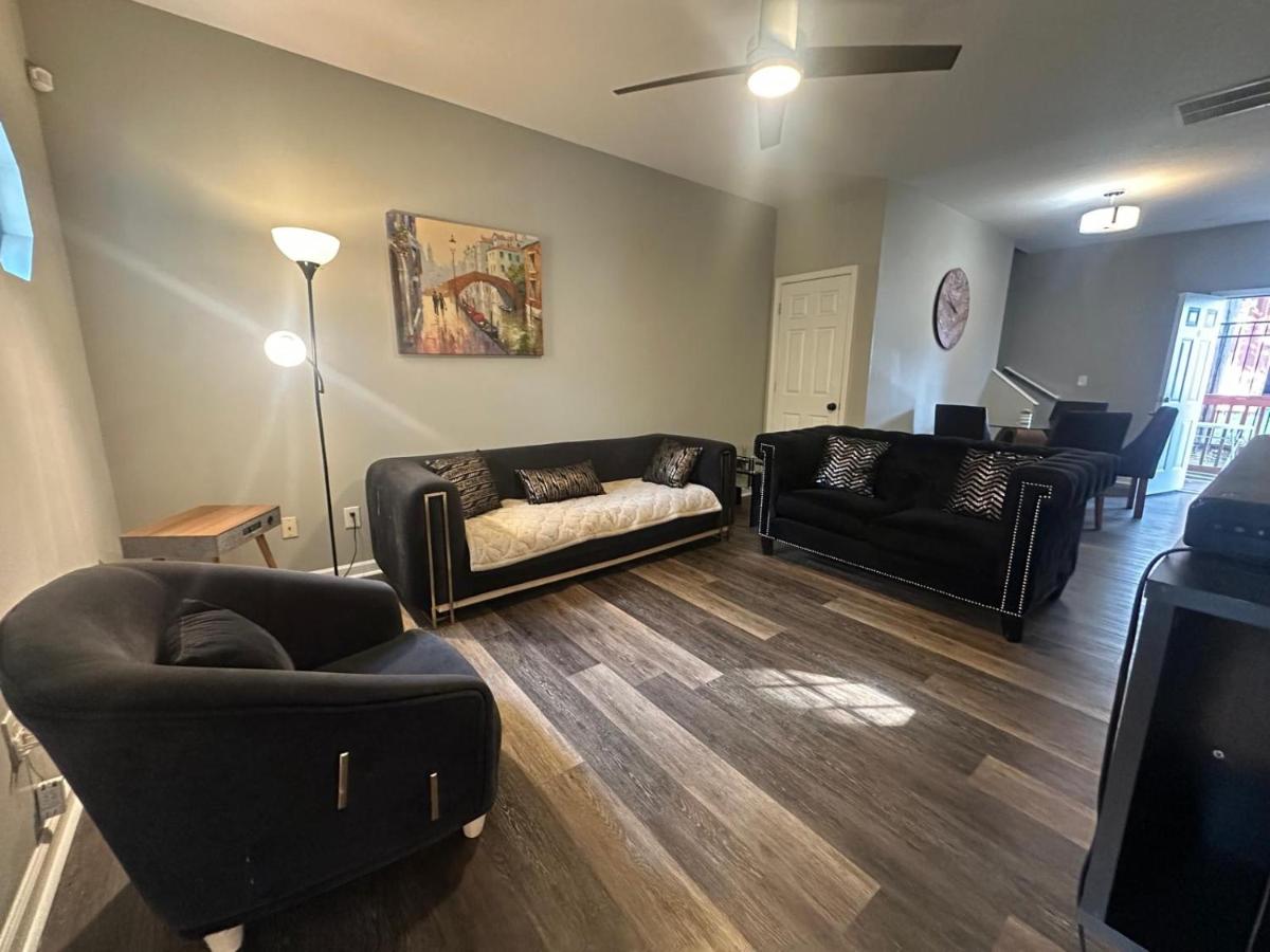 Basic 4 bedrooms with 6 beds 15 min from downtown sleeps 9 Adults comfortably for Work crews and Large groups - B&B Atlanta
