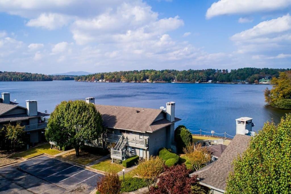 Lake Hamilton Waterfront Condo with Pool & Tennis Access - B&B Red Oak