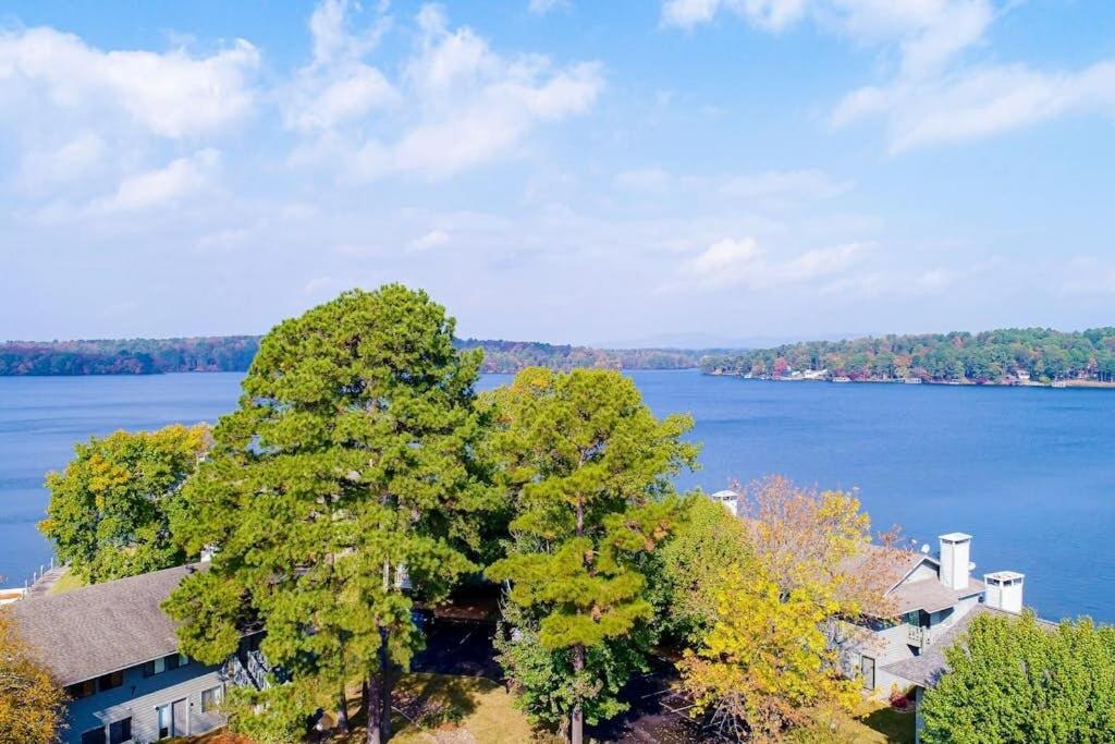 Lake Hamilton Waterfront Condo with Pool & Tennis Access - B&B Red Oak