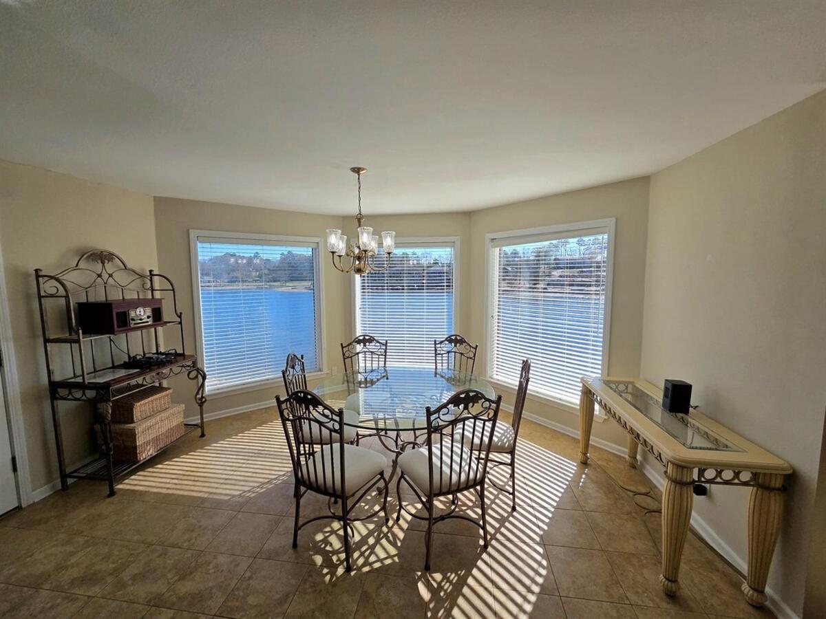 Lakefront Retreat with Balcony, Pool, Hot Tub, Jacuzzi, Sauna - B&B Hot Springs