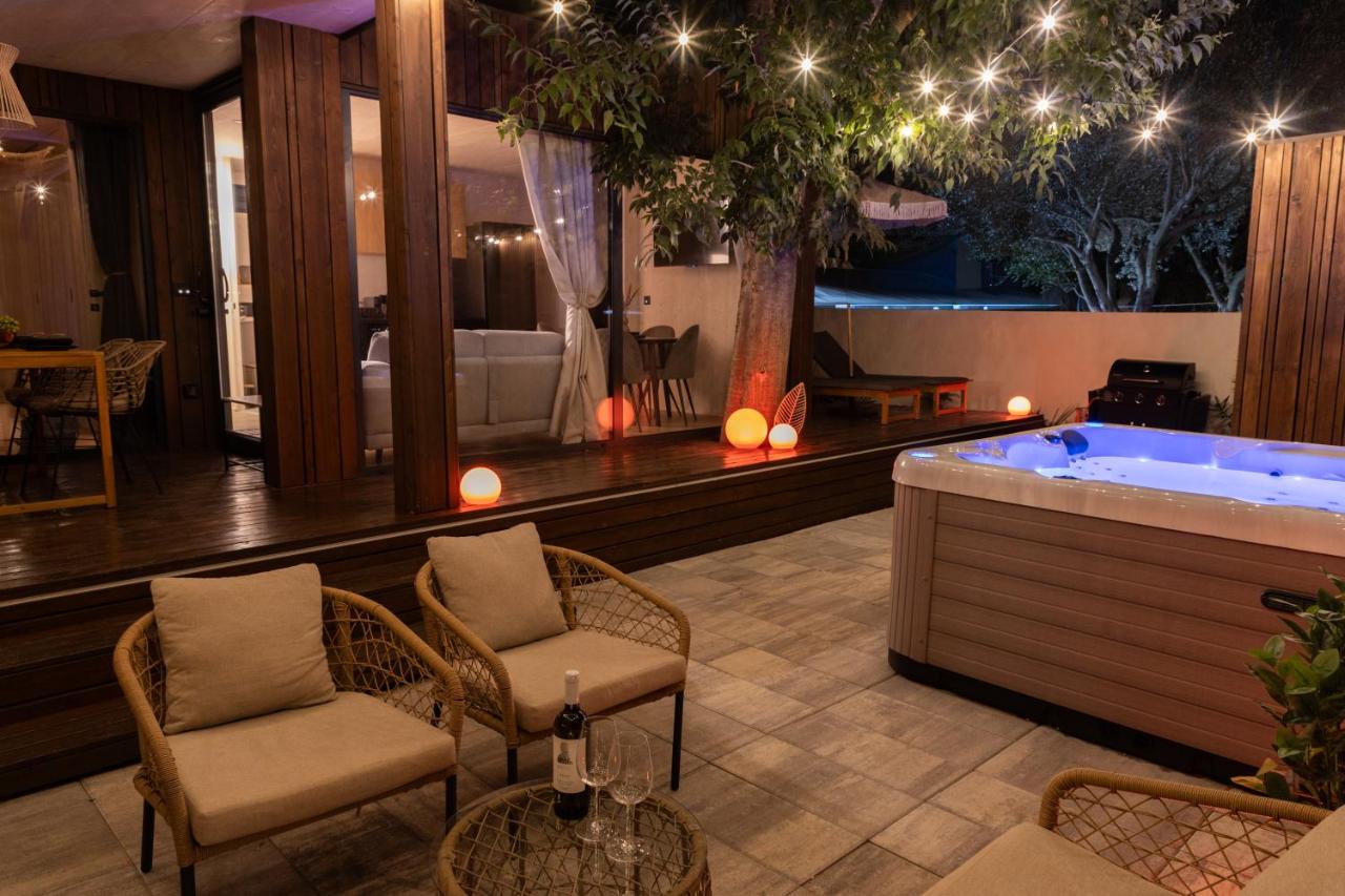 Exclusive Wellness House with Jacuzzi and Sauna, 10 Gardens - B&B Privlaka