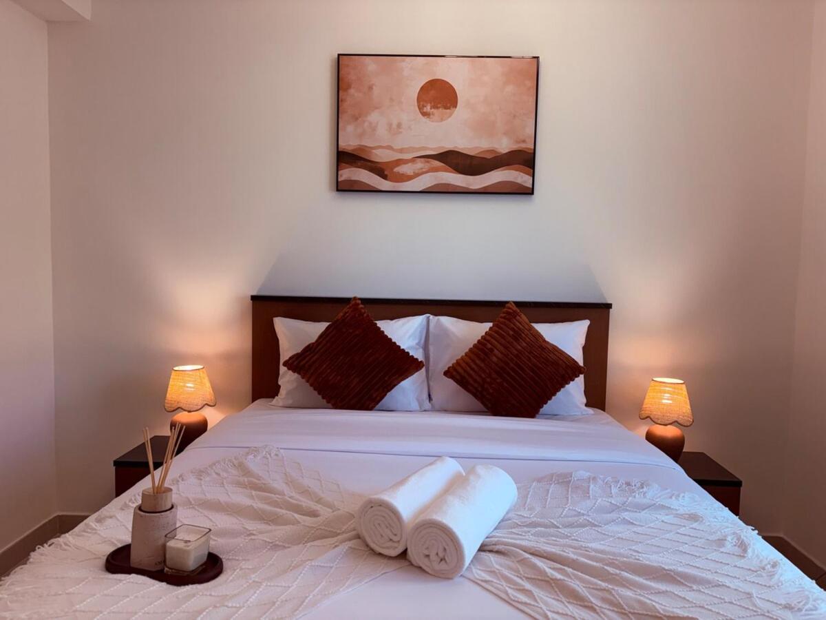 Elegant 3BR Apartment with Stunning Waterfront Views - Chambres d'hôtes Charjah