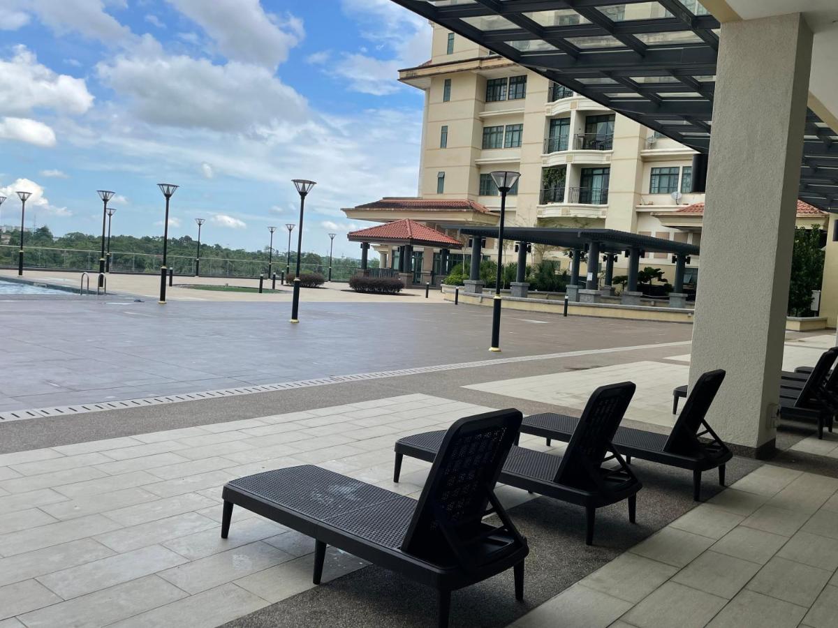 Kuching City Center Riverine Apartment With Balcony and Nice View - Chambres d'hôtes Kuching