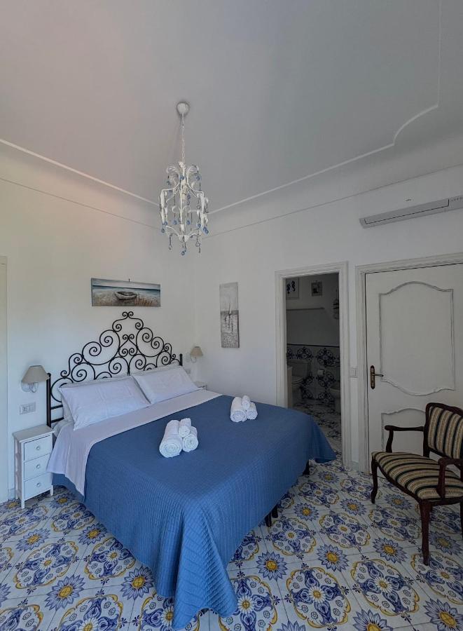 Zimmer mit Kingsize-Bett und Balkon
