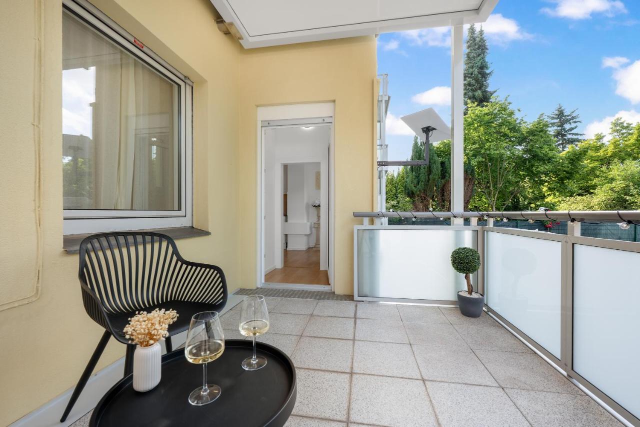 Urban Oasis with Balcony and Parking - B&B Essen