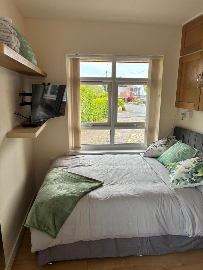 Garden Retreat Free Parking WiFi and Netflix - B&B Wolverhampton