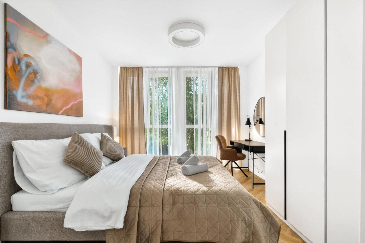 Bright Family Apartment for 6 - AC & Private Parking - Ferienwohnung Chl’aba