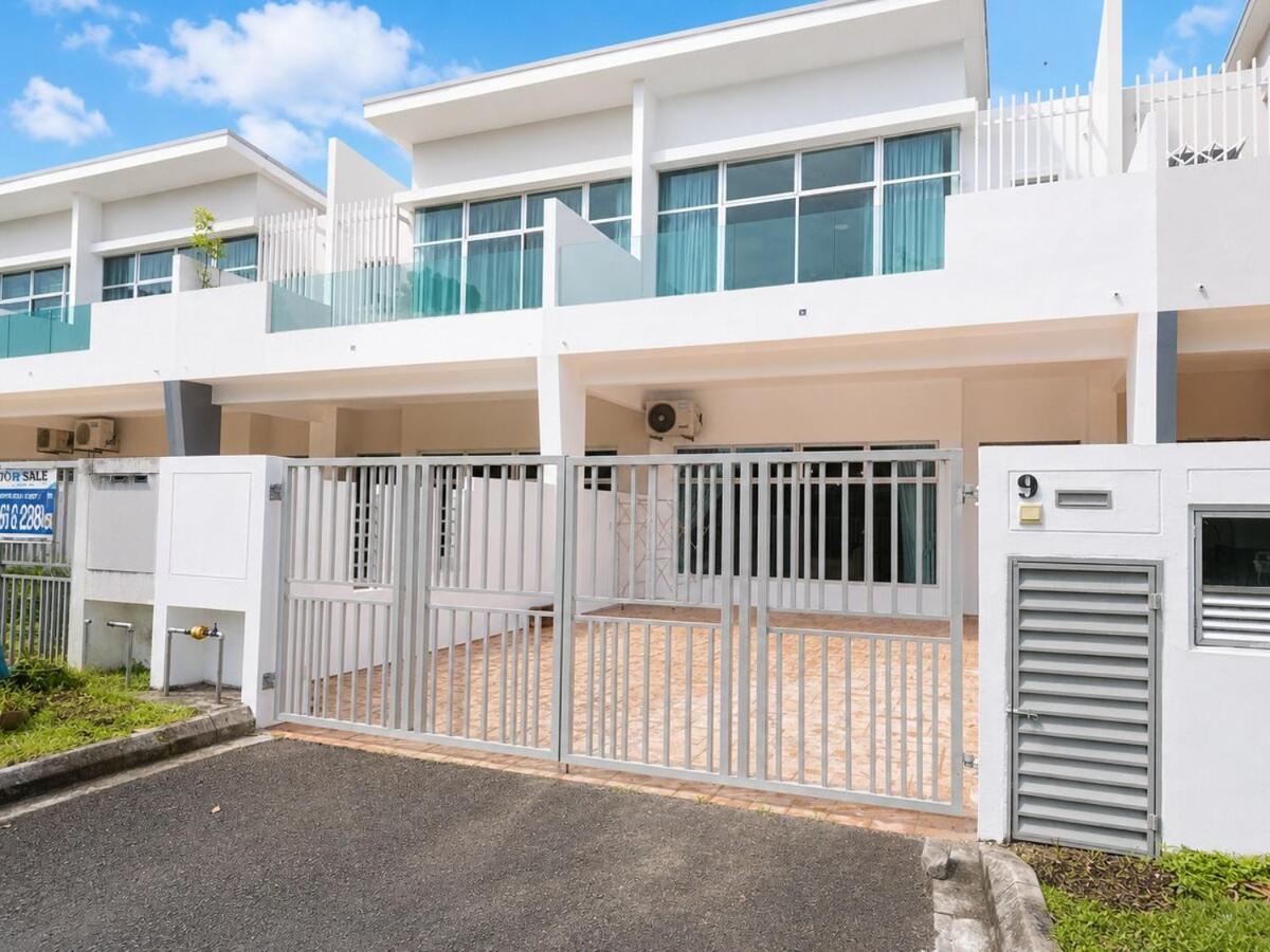 4BR Holiday Home Near Desaru Beach Gated & Guarded - B&B Bandar Penawar
