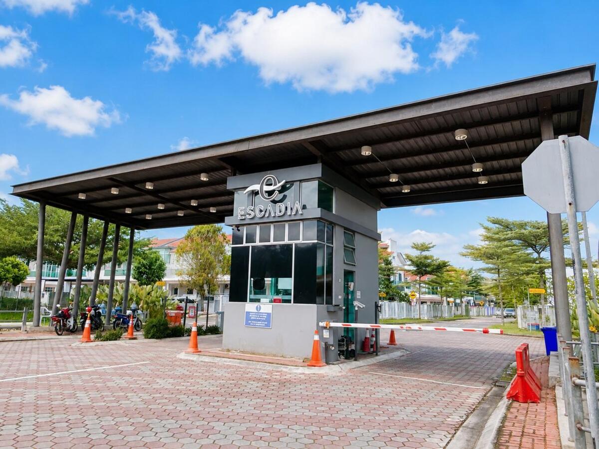 4BR Holiday Home Near Desaru Beach Gated & Guarded - B&B Bandar Penawar