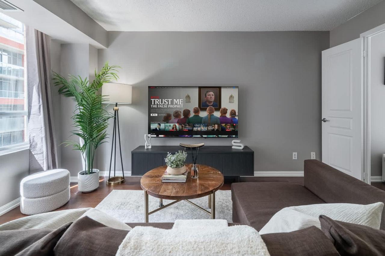 Trendy Retreat Chic 2BR Suite Near City Sights - Ferienwohnung Toronto