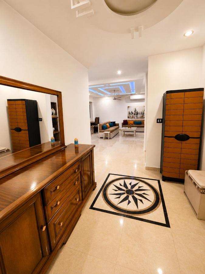Villa trois étages avec piscine - B&B Borj el Khessous