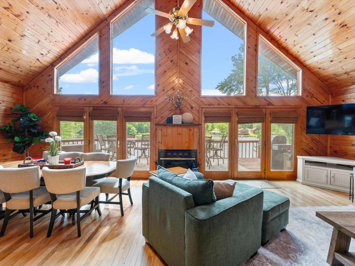 Lakefront Home Fast WiFi and Workspace, stay the week - B&B New Milford