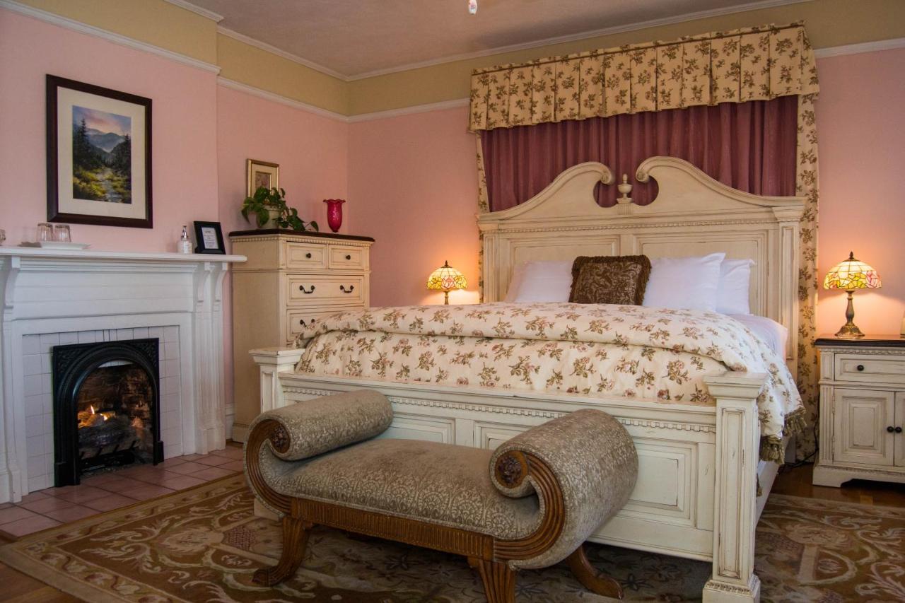Zimmer mit Kingsize-Bett und Bergblick