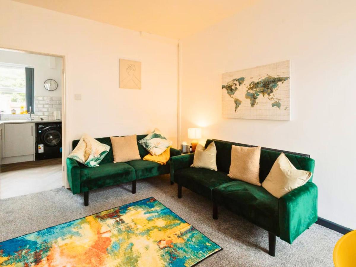 Modern 2BR Widnes Home Near Liverpool & Manchester, Sleeps 5, WiFi & Garden, Long Stay Accommodation - B&B Halton