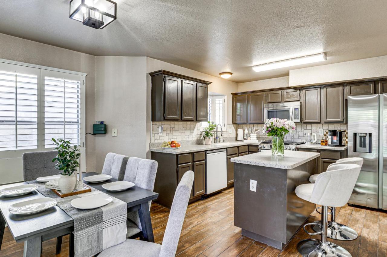 East El Paso Family Home w/ Backyard Haven - Bed and Breakfast El Paso
