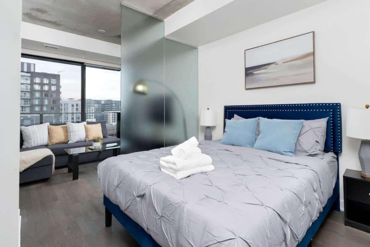 Chic downtown condo with patio Stylish 1BR retreat - Chambres d'hôtes Toronto