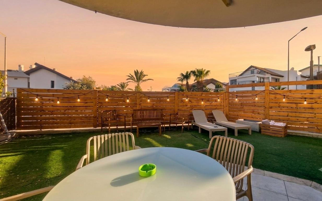 AmdarVillage Cozy Apt with Garden 3BR - Chambres d'hôtes Eilat