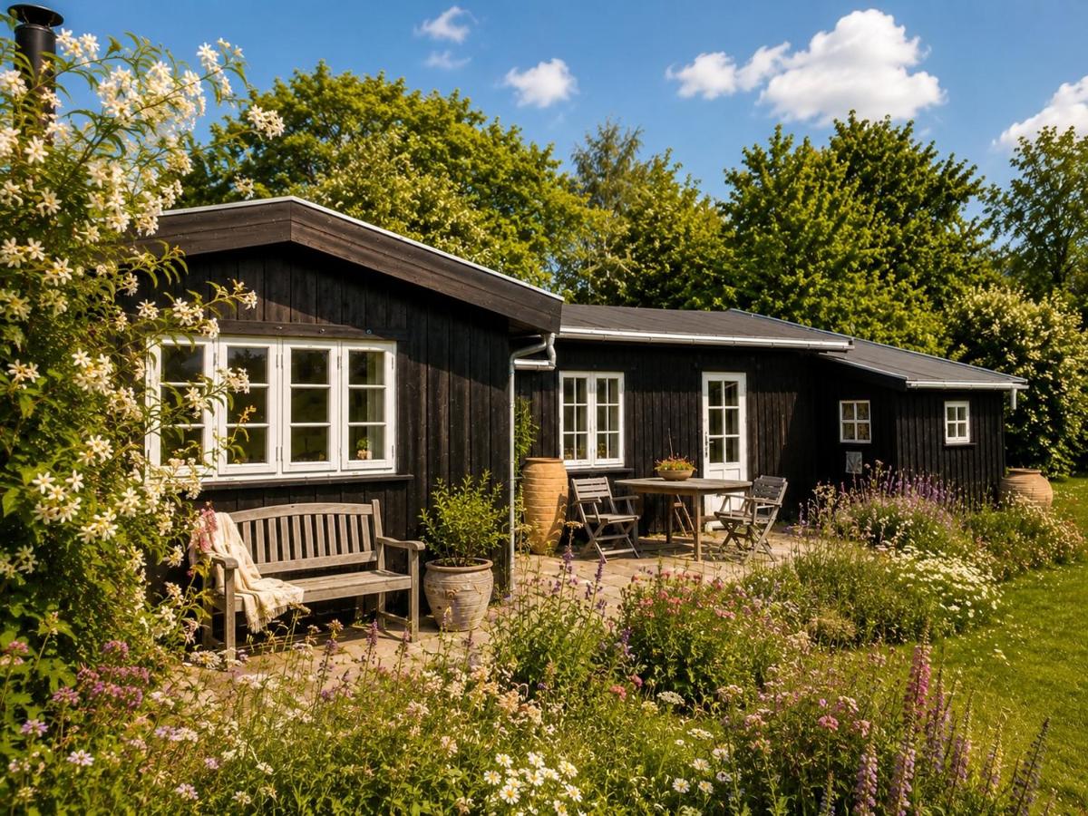 Bohemian summer cottage idyll close to Heatherhill and the beach - Ferienwohnung Vejby