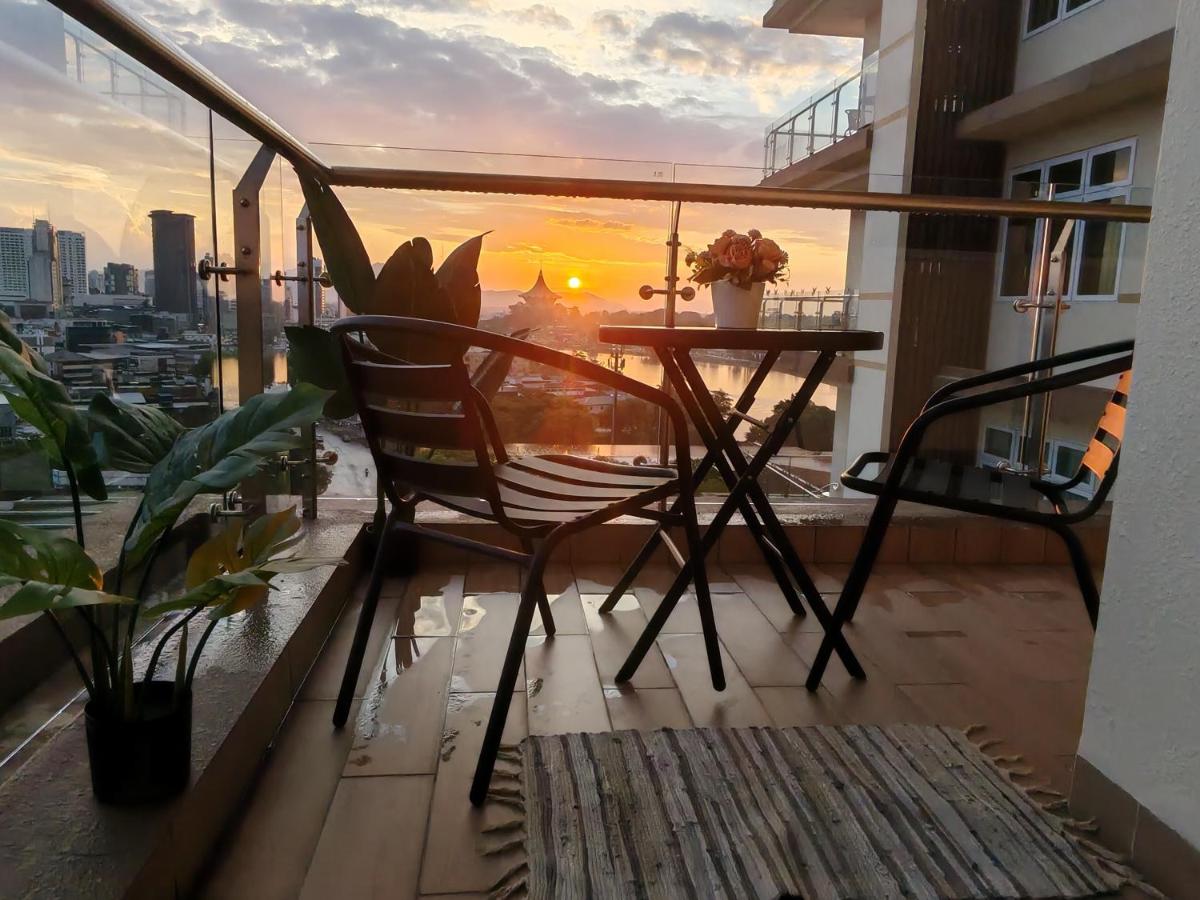 Kuching City Center Riverine Apartment With Balcony and Nice View - Chambres d'hôtes Kuching