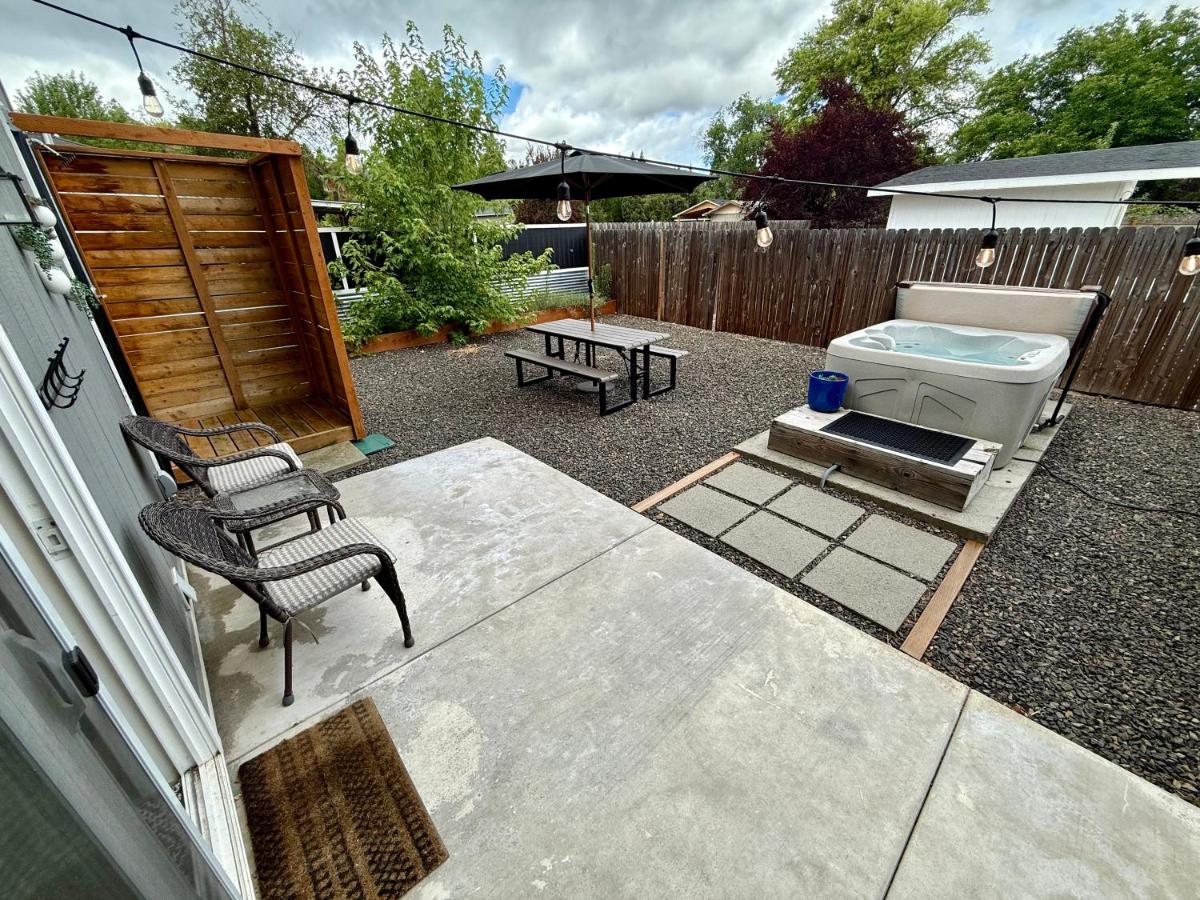 Southern Comfort - Hot tub - Modern - Relaxing - Bed and Breakfast Central Point