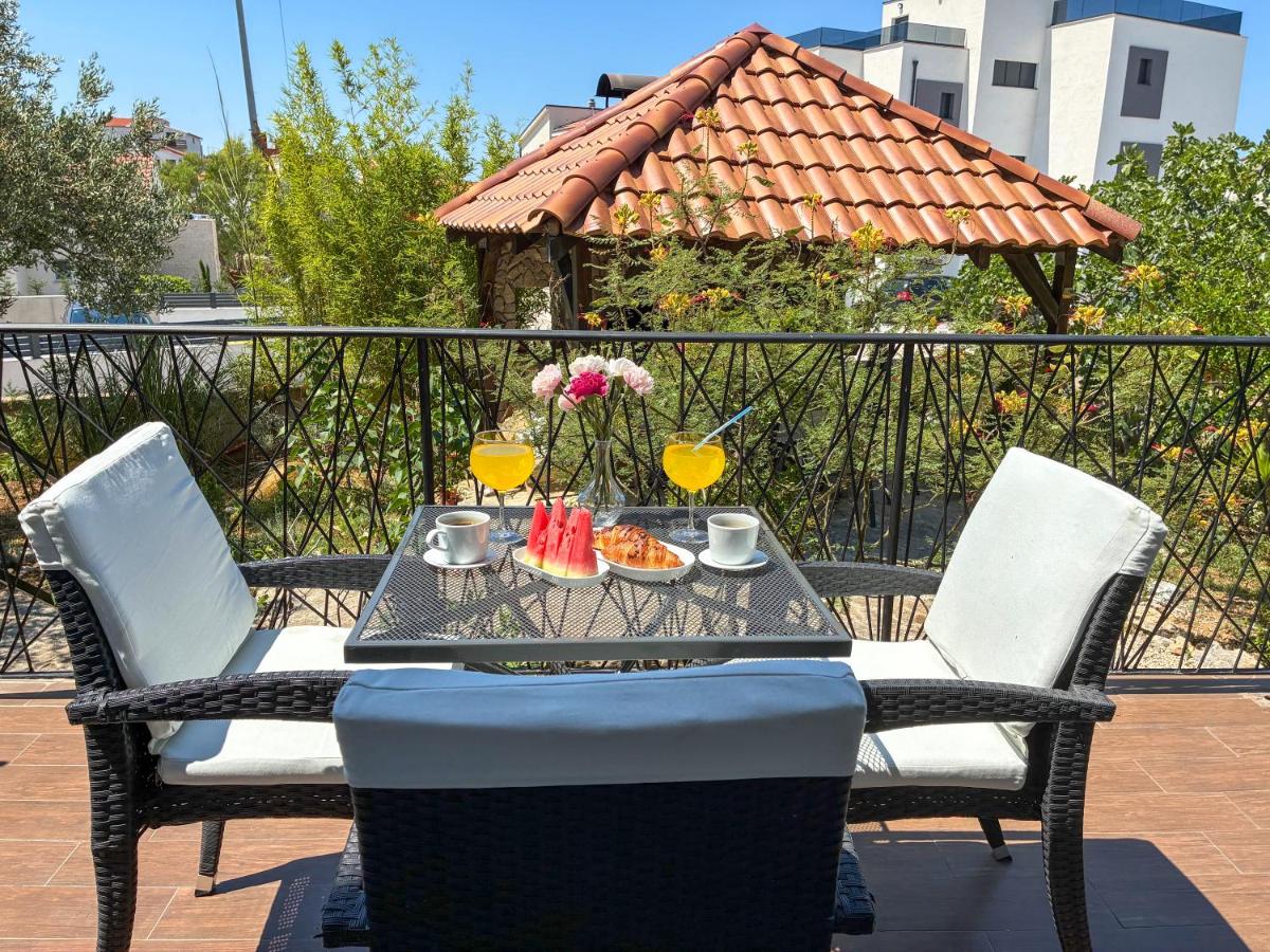 WhiteHouse Brodarica STUDIO apartments - close to Beach with Restaurant - B&B Brodarica