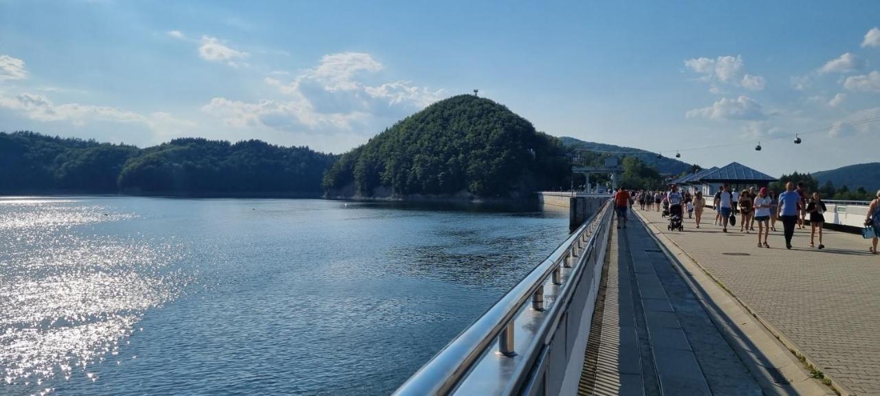 People in blue shirts walk at dog-friendly Domki Z Klimatyzacj W Centrum Soliny - Pokoje Z Balkonami SPA - B&B Zadzwo I Zapytaj O Biece Zniki - 695-744-679 in Solina.