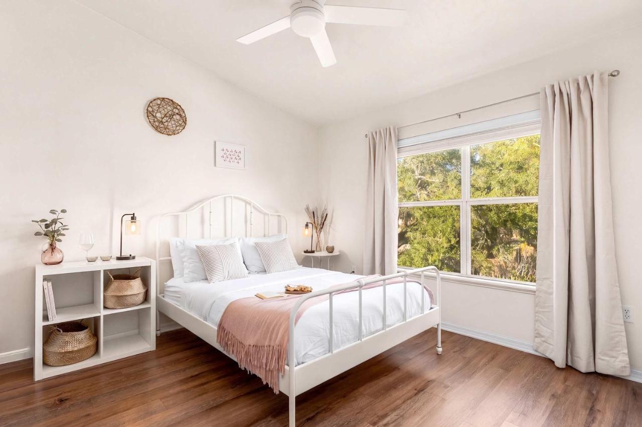 Stylish Modern-Farmhouse Boutique Condo - 2BD 2BA - B&B Gainesville