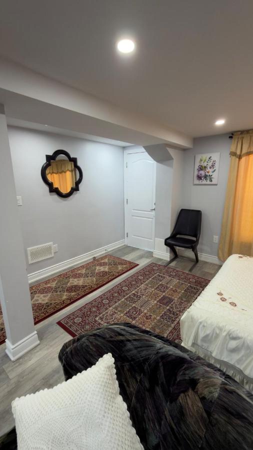 Beautiful lake view Basment room - B&B Brampton