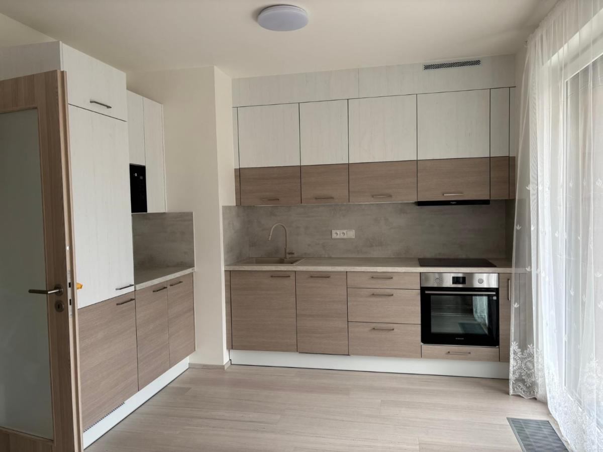 Sunrise Harbor III Modern Smart 3-BR Apartment with Balcony - Bed and Breakfast Praag