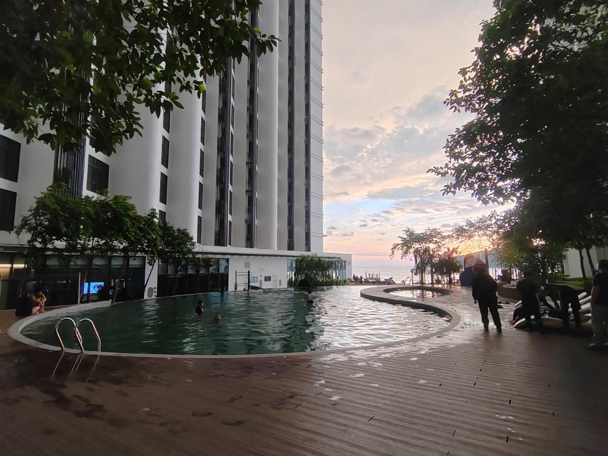 Sunset Seaview Suite 1BR with Balcony at The Shore KK - B&B Kota Kinabalu