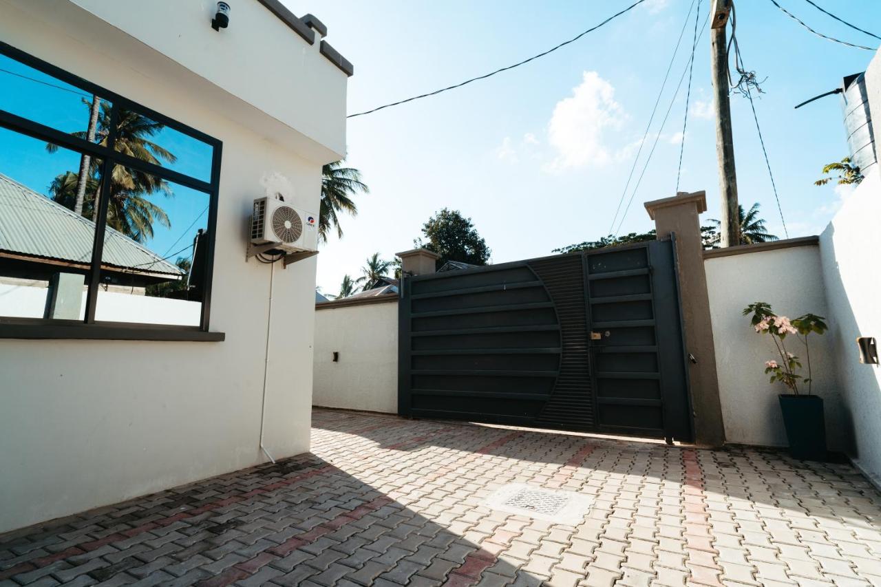 Adizo House - BEACH CLOSE - AC - WIFI - WASHINGMACHINE - Chambres d'hôtes Dar es Salam