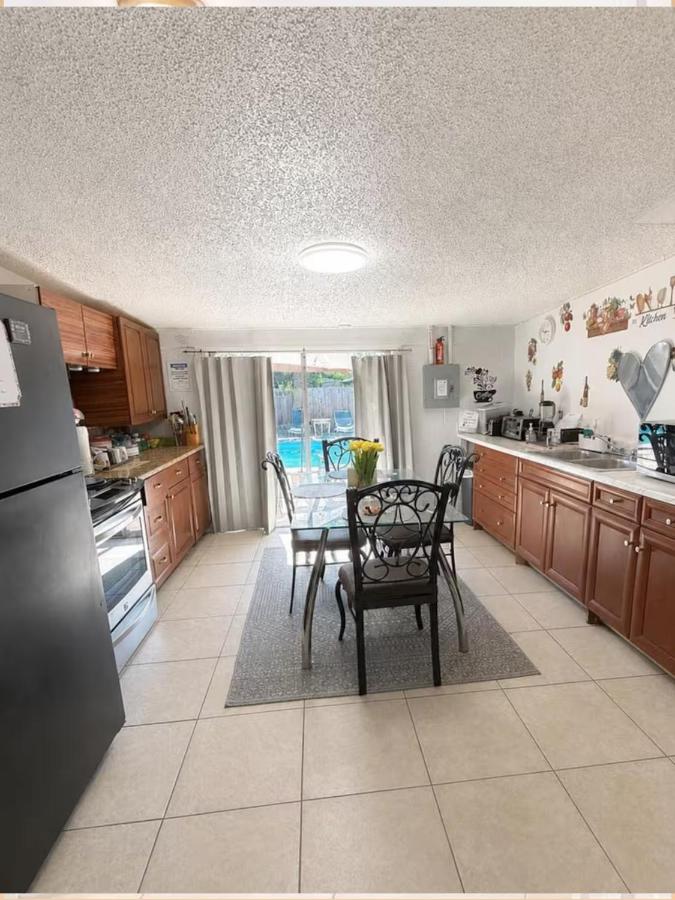 One-Bedroom Suite Pool with Bath Kitchen in West Palm Beach - B&B West Palm Beach