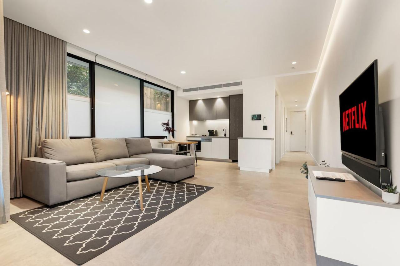 Modern 1BR Abode w Courtyard Steps to the Beach - B&B Sídney