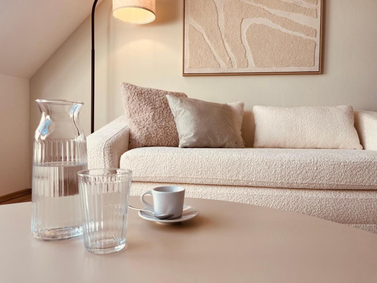 Modern 1BR plus sofabed apartment next to Metro U1 only 15min to City Center Vienna - Chambres d'hôtes Vienne