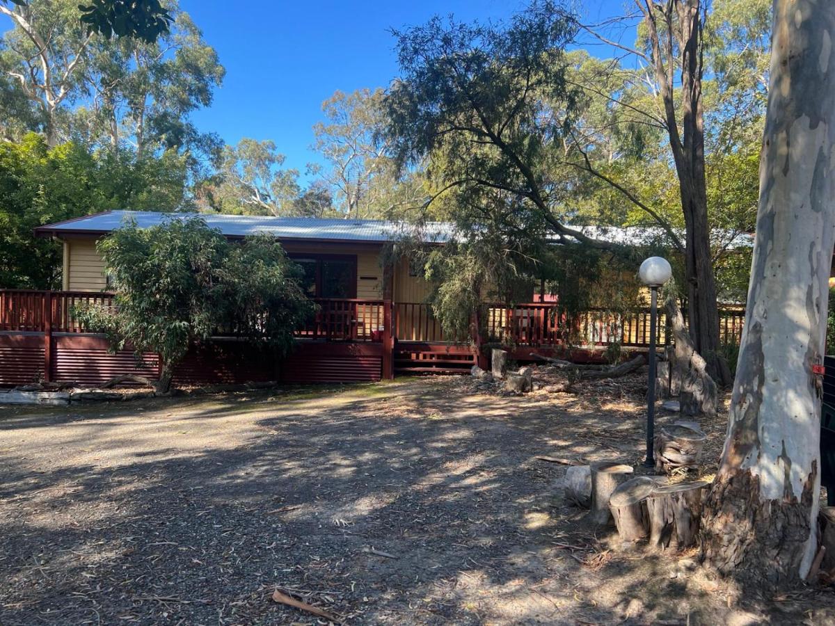 Froggys Quarters Cabin 8 Possum - Chambres d'hôtes Halls Gap
