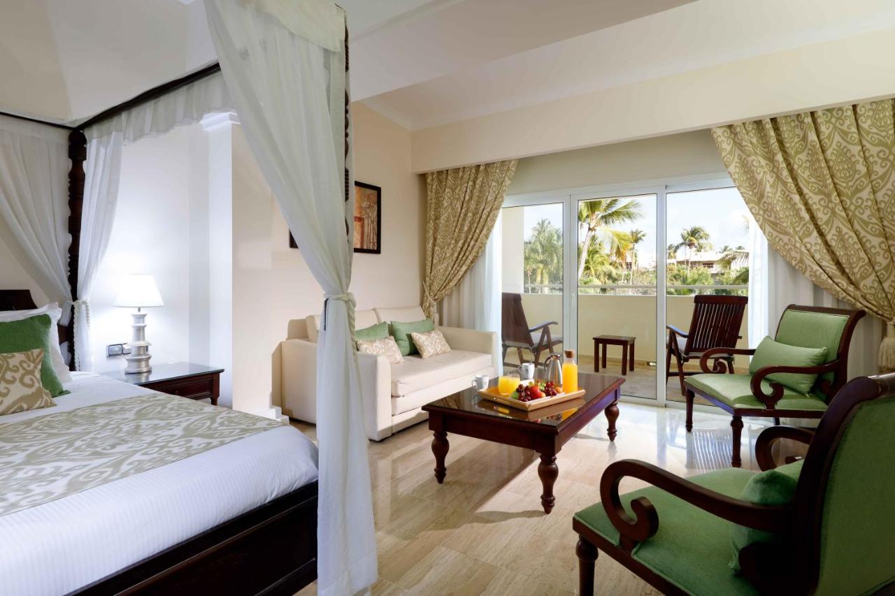 White bed with green pillows sits at pet-friendly TRS Turquesa Hotel - Adults Only - All Inclusive in Punta Cana.