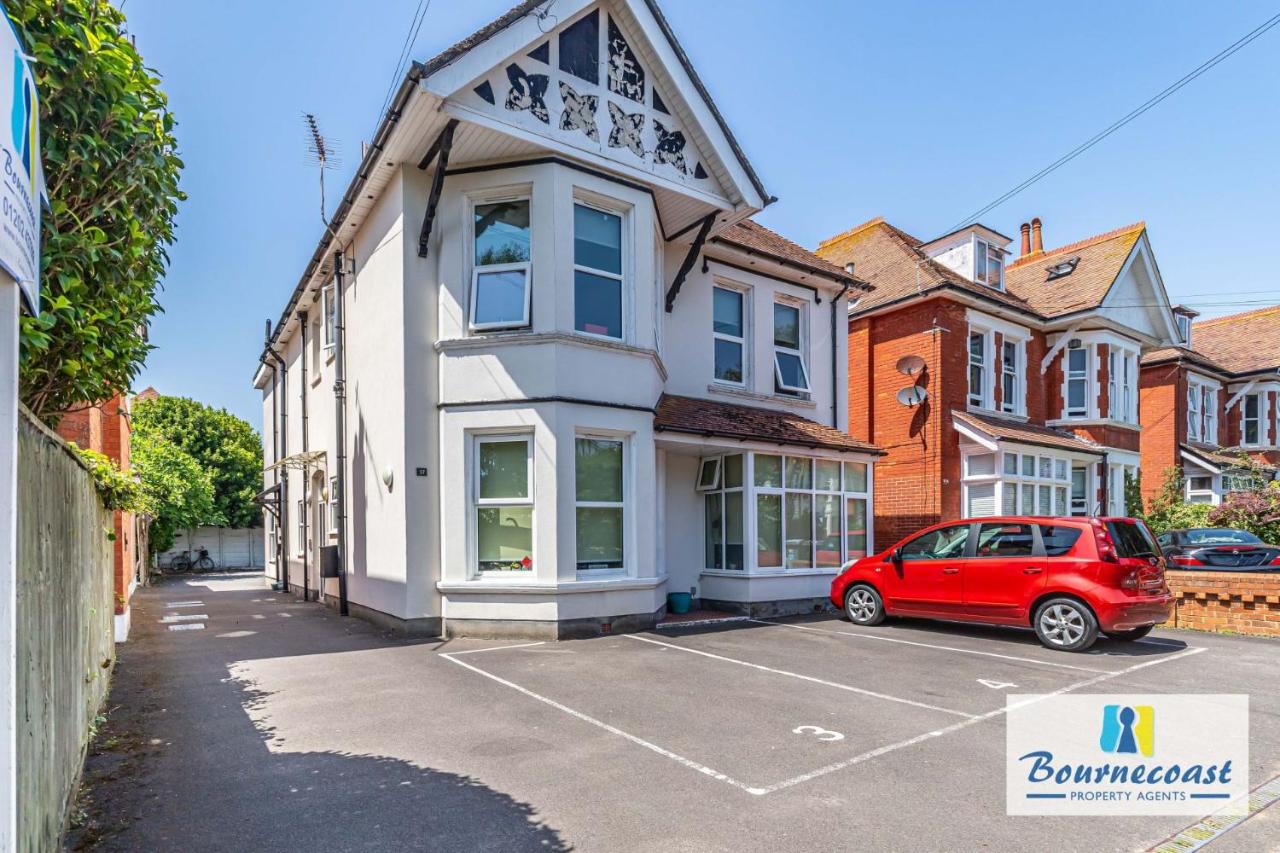 TREE TOPS by BOURNECOAST - A First Floor Holiday Apartment Close to the Sandy Beaches and Shops - FM4036 - Chambres d'hôtes Bournemouth