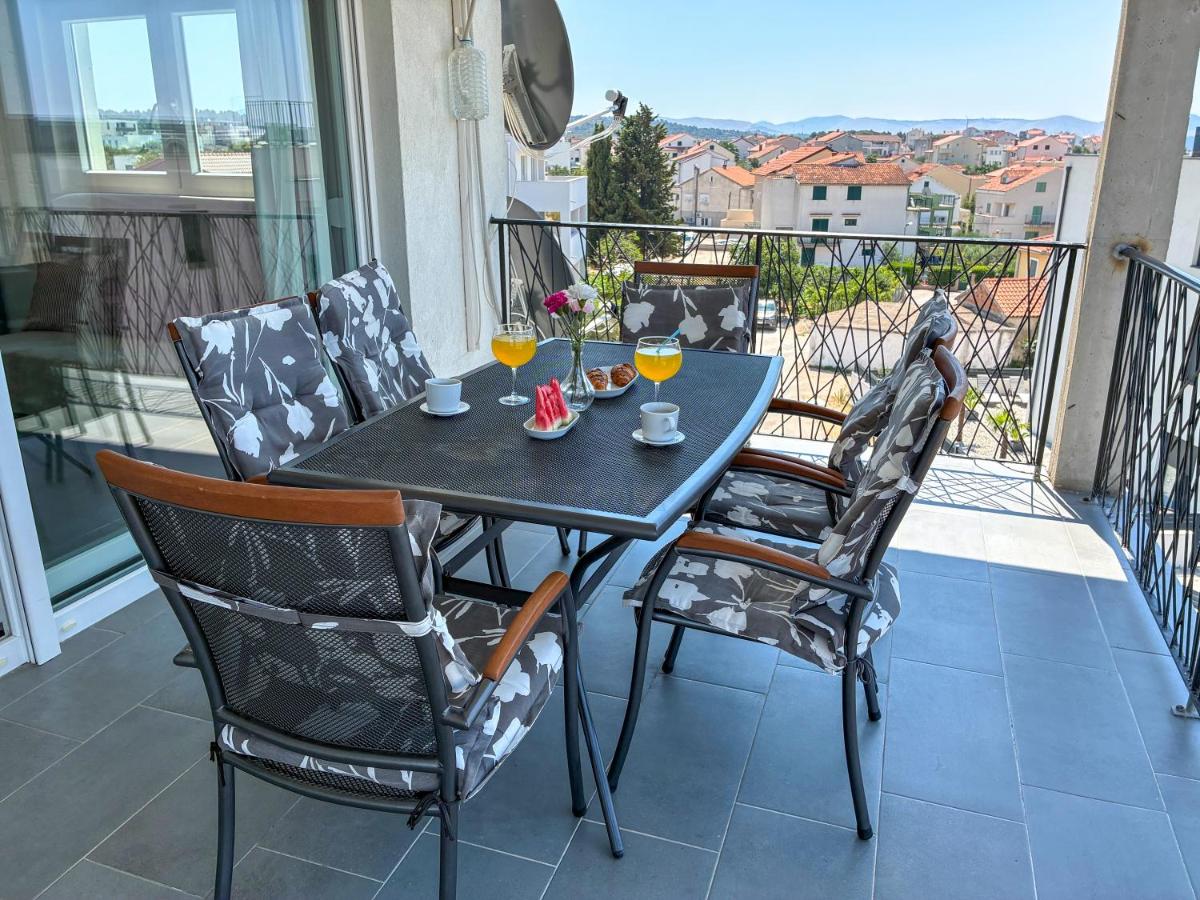 WhiteHouse Brodarica FAMILY Apartment - close to Beach with Restaurant - Chambres d'hôtes Brodarica