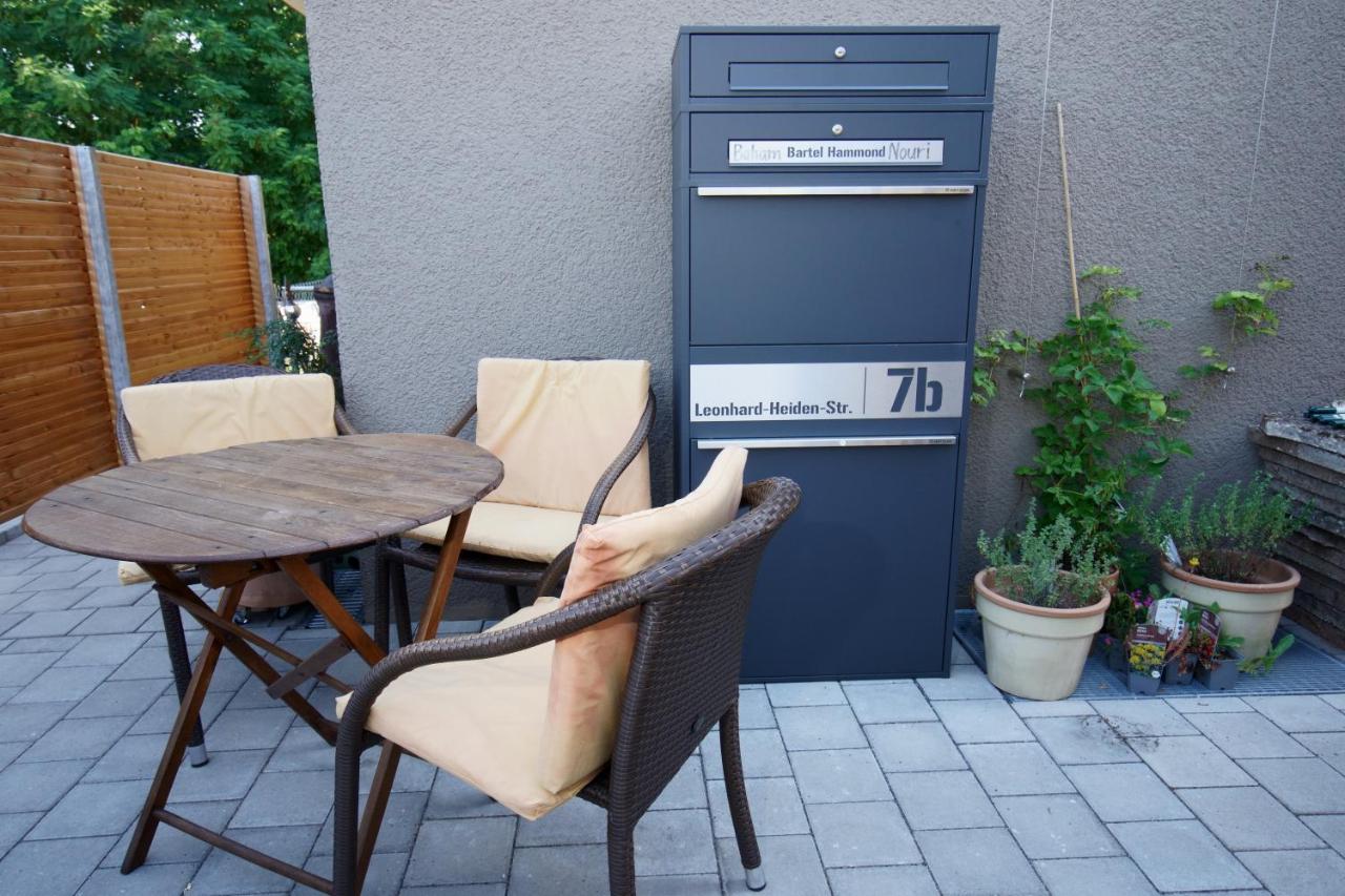 Baham-Apartment Nuernberg - including hot tub, sauna, massage chair, roof terrace, barbecue - metro 15 min, exhibition center 8 min walk - B&B Norimberga