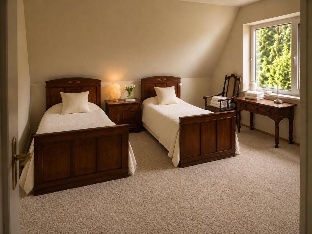 Doppel-/Zweibettzimmer mit Gartenblick