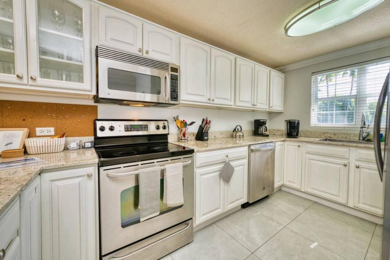Family Townhouse - Minutes to 7Mile Beach - Chambres d'hôtes George Town