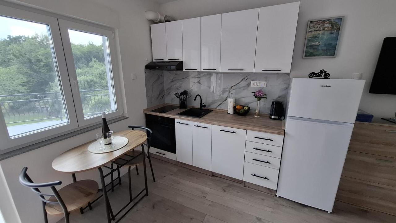 Zimmer mit Kingsize-Bett und Balkon