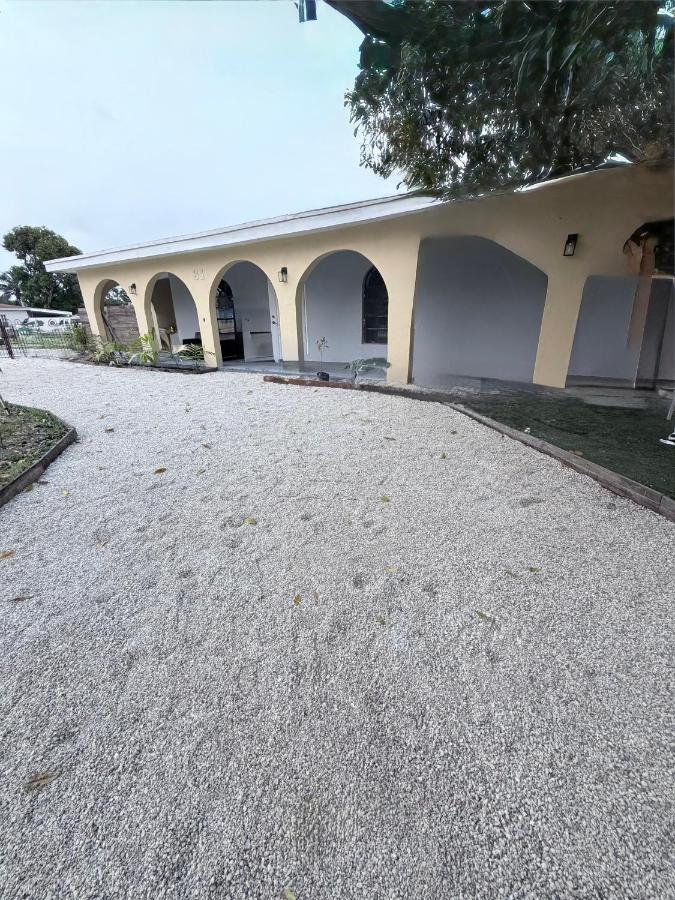 FIFA Stay 2BR Home 11 Min to Hard Rock - Bed and Breakfast Opa-locka