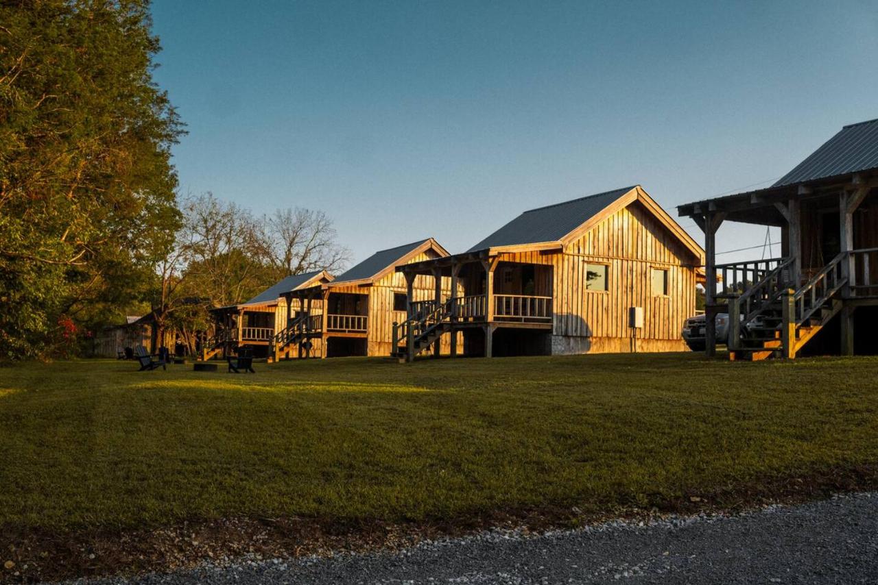 Peaceful Creekside Tiny Cabin, Family Adventure Near Waterfalls - B&B Smithville