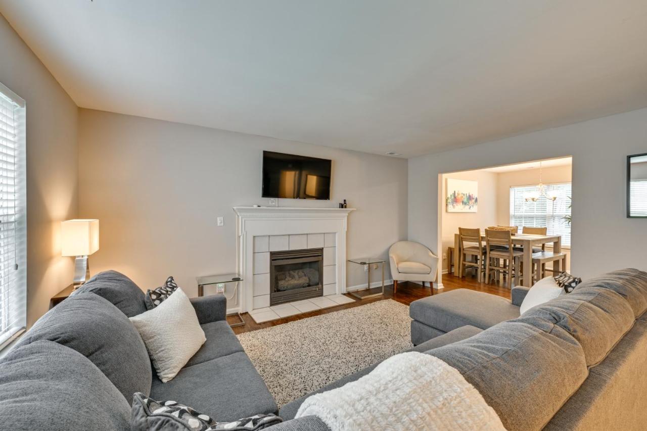 Near UNCC! Charlotte Family Retreat w/ Deck - Chambres d'hôtes Charlotte
