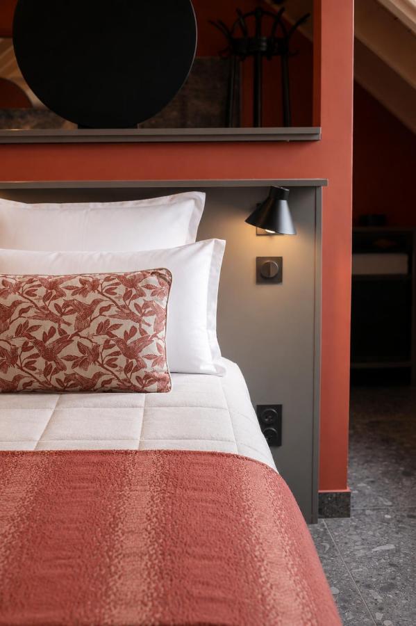 White pillows and rust floral lumbar pillow rest at dog-friendly La Villa du Lac in Aiguebelette-le-Lac.