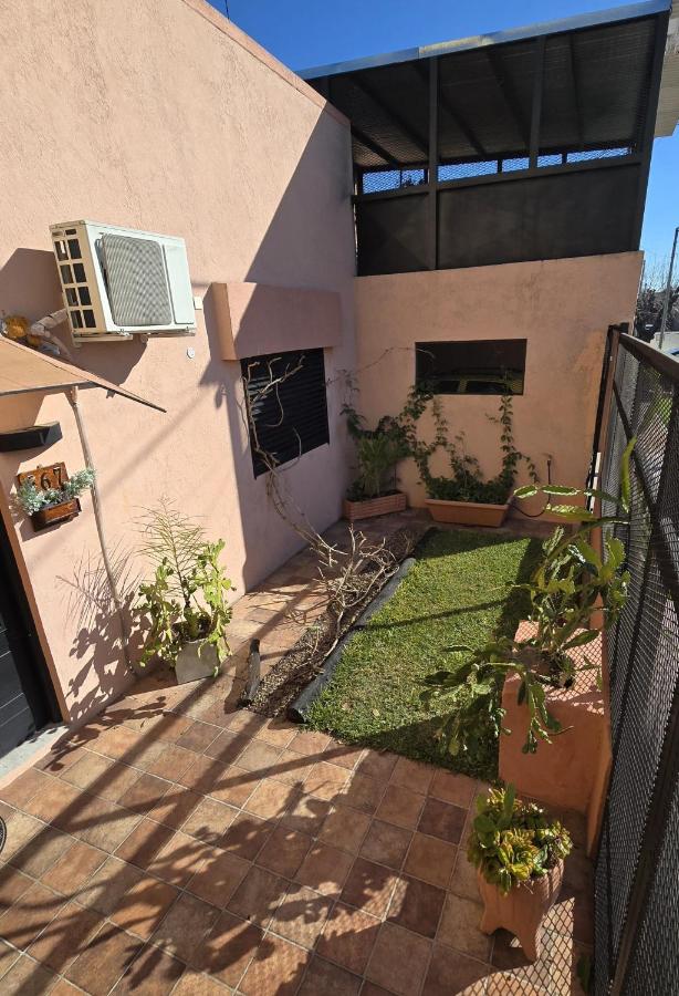Casa céntrica, a cuadras de la Basílica! - Bed and Breakfast Luján